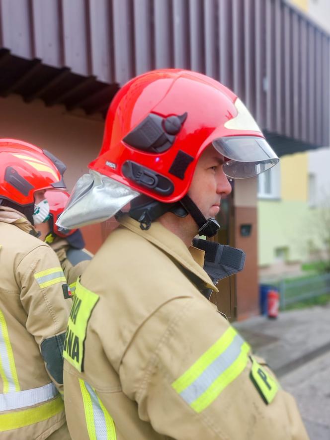 Pożar w wieżowcu na terenie Torunia. 7 zastępów straży w akcji