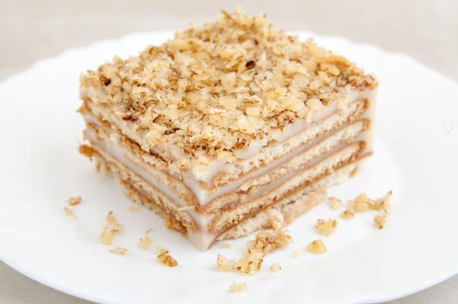 Ciasto leniwej synowej - deser na herbatnikach, który zrobisz dosłownie w 15 minut