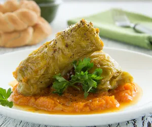 Budżetowe zawijanki z mortadeli i kapusty. Niby-gołąbki na tani, smaczny i łatwy obiad