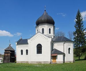 To dawna wieś królewska w Małopolsce. W pobliżu cerkwi wydobywano ropę naftową