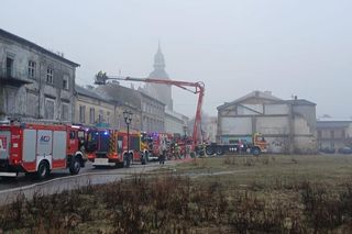 Pożar kamienicy w centrum Piotrkowa. Na miejscu pracowało 8 zastępów straży pożarnej 