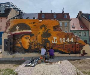 Jelenia Góra upamiętnia Powstańców Warszawskich. Zobacz piękny powstańczy mural 