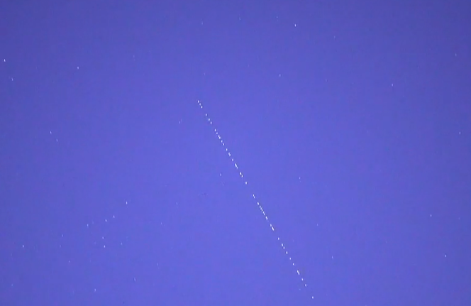 Satelity Starlink były widoczne nad Polską! Piękny sznur na naszym niebie!  [05.02.2021]
