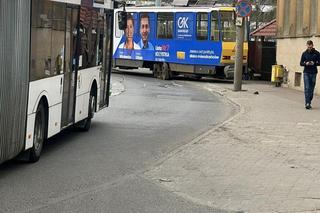 Wykolejenie tramwaju przy ul. Firlika. Uwaga na utrudnienia w ruchu