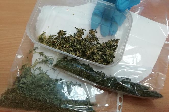 Policjanci zatrzymali pijanego mężczyznę, który posiadał narkotyki