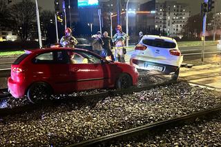 Warszawa, Wola. Dwie osobówki po zderzeniu wleciały na tory. Zablokowany ruch tramwajów