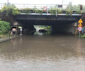 Zalana droga pod wiaduktem w Rudzie Śląskiej
