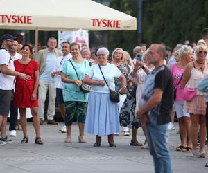 Potańcówki przed Teatrem Śląskim w Katowicach. Roztańczony Wyspiański porwał tłumy