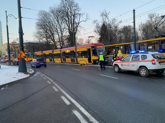 Czołowo huknął w tramwaj. Pijany kierowca uciekł 