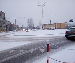 Zima w Świętokrzyskiem. Skarżysko-Kamienna w białym puchu. Zobacz zdjęcia