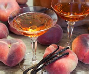 Nalewka z brzoskwiń: jak zrobić? [PRZEPIS+WIDEO]