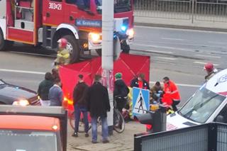 Akcja służb na ulicy Krakowskiej we Wrocławiu. Trwa reanimacja rowerzysty