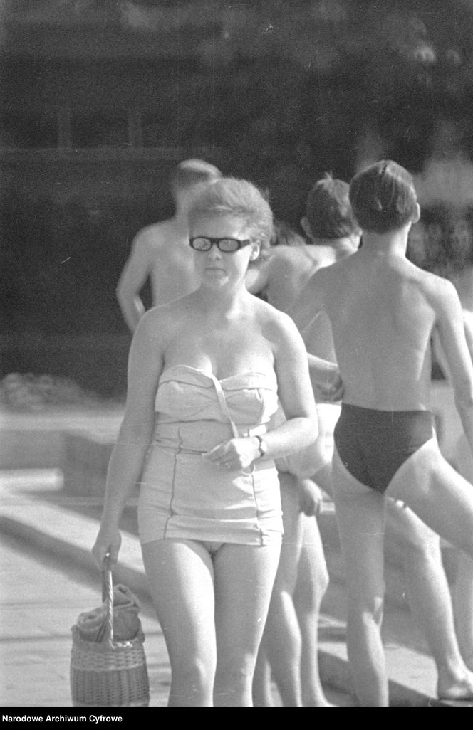 QUIZ PRL. Seksbomby znad Bałtyku. W czym opalały się nasze matki i babki? 15 pytań o plażowanie w stylu PRL