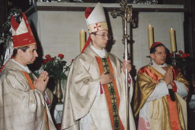 Abp Stanisław Gądecki przyjmujący sakrę biskupią