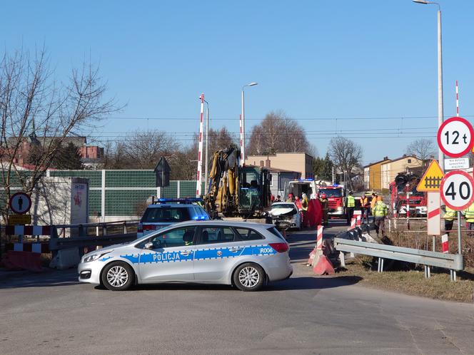 Koszmarny wypadek w Strzemieszycach. Samochód z impetem uderzył w koparkę. Lądował LPR