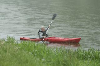 Ryszard Czarnecki spływa kajakiem rzeką Wkrą