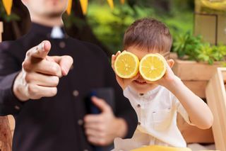 Ksiądz przegonił dzieci z placu pod kościołem. Chciały sprzedawać lemoniadę