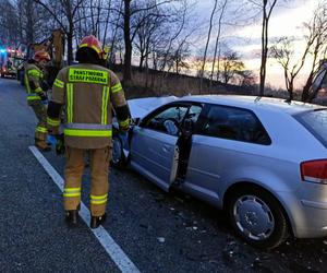 Wypadek na DK 81 w Łaziskach. Auto zderzyło się z koparką