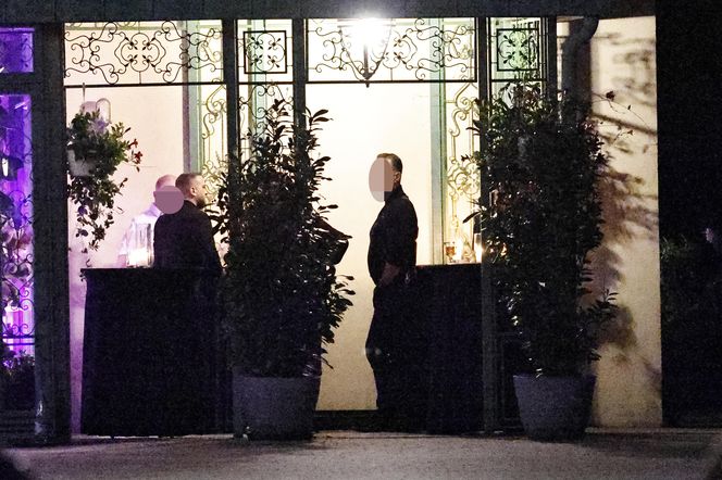 Anna Lewandowska w nocy pali elektryczne papierosy