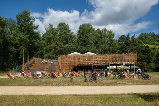 Życie w Architekturze 2025. Obiekt gastronomiczny „Dzika” nad Jeziorem Paprocańskim. RS+ ROBERT SKITEK