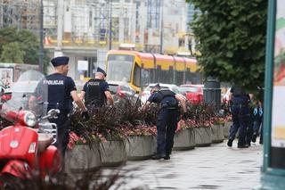 Policjanci grzebią w śmietnikach i kwietnikach w centrum Warszawy