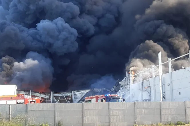 Ogromny pożar firmy meblarskiej w Niwnicy