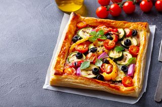 Ciasto francuskie z grillowanymi warzywami - efektowna i lekka przekąska