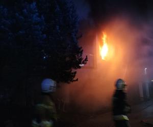 Pożar w Skokach. Z płonącego mieszkania wyniesiono mężczyznę
