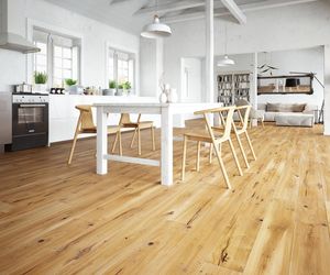 Jak zabezpieczyć podłogę drewnianą na lata? Olej, lakier, a może szczotkowanie?