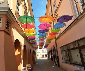 Tarnowskie Umbrella Sky na ul. Piekarskiej