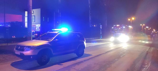 Kraków: Poteżny pożar archiwum Urzędu Miasta. Płoną dwie duże hale przy ulicy Na Załęczu. Akcja trwa [ZDJĘCIA]