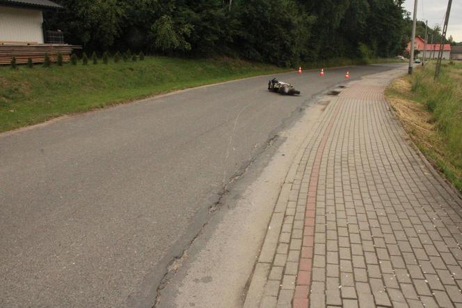 Czermna. Młody motocyklista wypadł z zakrętu i uderzył w krawężnik. 23-latek zginął na miejscu