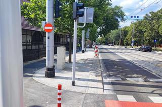 Chodnikowy slalom na Pomorskiej we Wrocławiu. Mieszkańcy: Jak piesi mają tędy chodzić? 