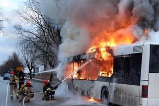 Autobus miejski spłonął na ulicy! Wewnątrz byli ludzie!