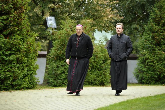 Ranczo 10 sezon. Ksiądz Robert (Bartek Kasprzykowski), biskup Kozioł (Cezary Żak)