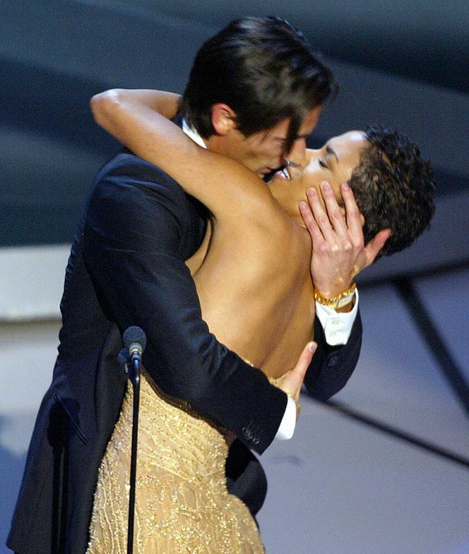 Adrien Brody i Halle Berry podczas gali Oscarów