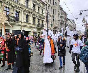 Kolorowy Orszak Trzech Króli w Łodzi. W centrum miasta pojawiło się mnóstwo osób [ZDJĘCIA]