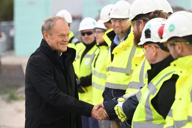 iebrowo, 15.10.2025. Premier RP Donald Tusk podczas wizyty na miejscu planowanej budowy pierwszej polskiej elektrowni jądrowej Lubiatowo – Kopalino w Biebrowie (woj. pomorskie)