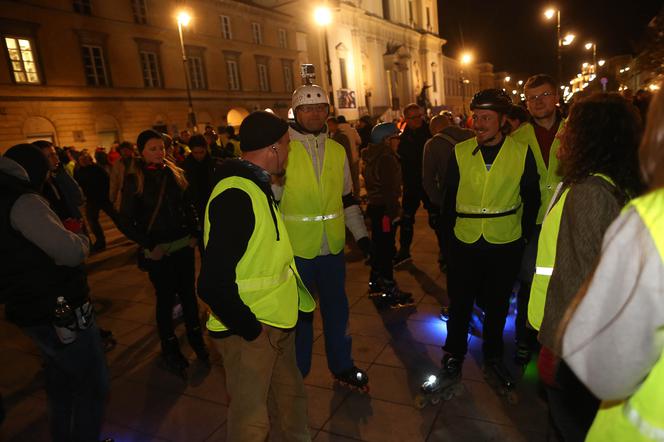 Nightskating. Warszawiacy przejechali stolicę na rolkach [Zdjęcia]