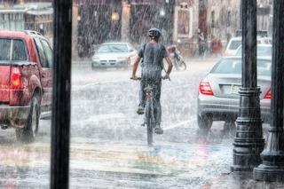 Woda wlewała się do mieszkań w stolicy! Najgorzej było na Bielanach, we Włochach i pod Warszawą
