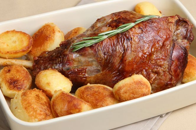 Jak przyrządzić jagnięcinę? Pieczony udziec jagnięcy