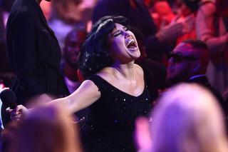 Raye pobiła rekord na Brit Awards 2024. Inspirująca historia piosenkarki, którą porównują do Amy Winehouse 