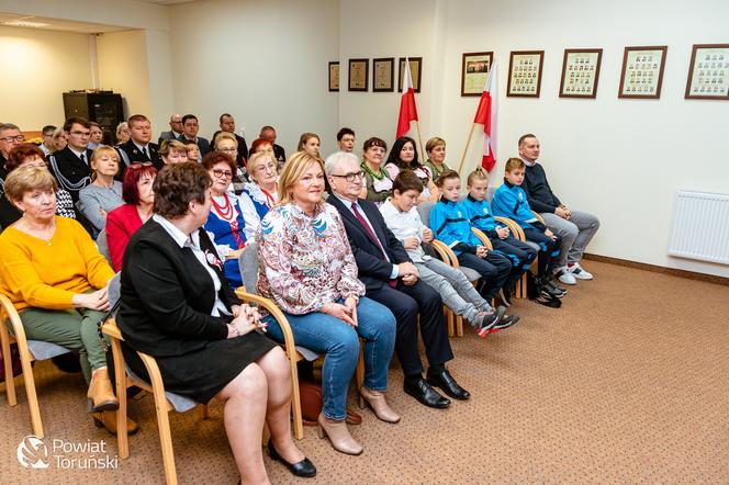 „Niech połączy nas hymn” - piękna, kolorowa premiera w siedzibie Starostwa Powiatowego