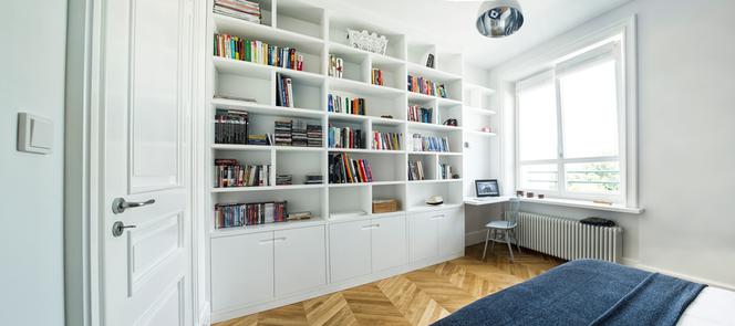 Biblioteczka w sypialni