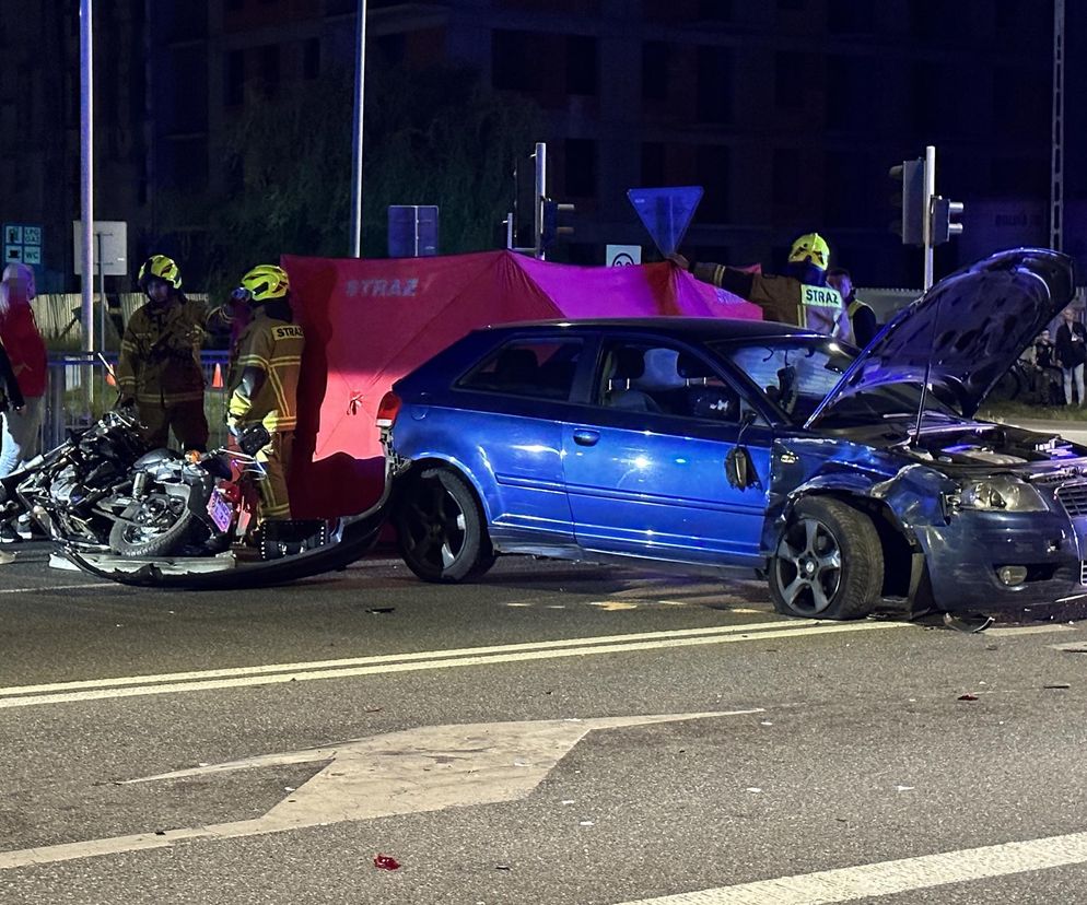 Śmiertelny wypadek w Nowym Dworze Mazowieckim. Osobówka zmiotła motocyklistę z jezdni