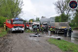  Ciężarówki roztrzaskały się o siebie na Targówku! Jeden z kierowców NIE ŻYJE