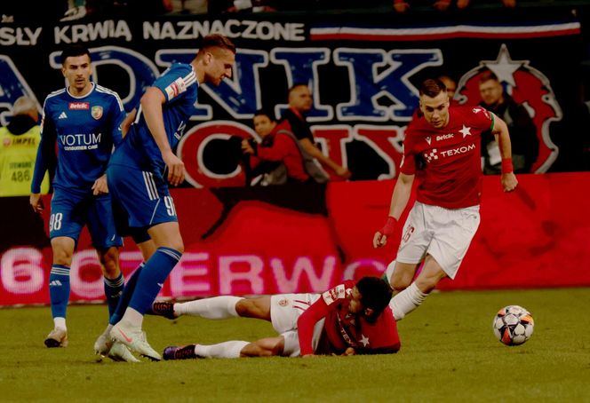 Rafał Mikulec w spotkaniu z Miedzią Legnica nabawił się bardzo groźnie wyglądającej kontuzji. Zawodnik długo opatrywany był na murawie, skąd zabrała do karetka