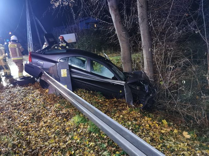 Poważny wypadek w Gminie Brody. Auto wypadło z drogi, kierowca w szpitalu