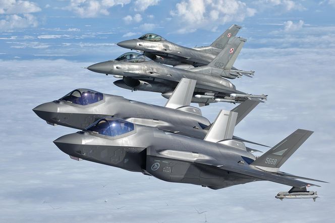 Polskie F-16C i norweskie F-35A w powietrzu