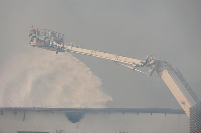 Wciąż płoną hale produkcyjne w Małopolsce. Strażacy apelują o nieotwieranie okien 